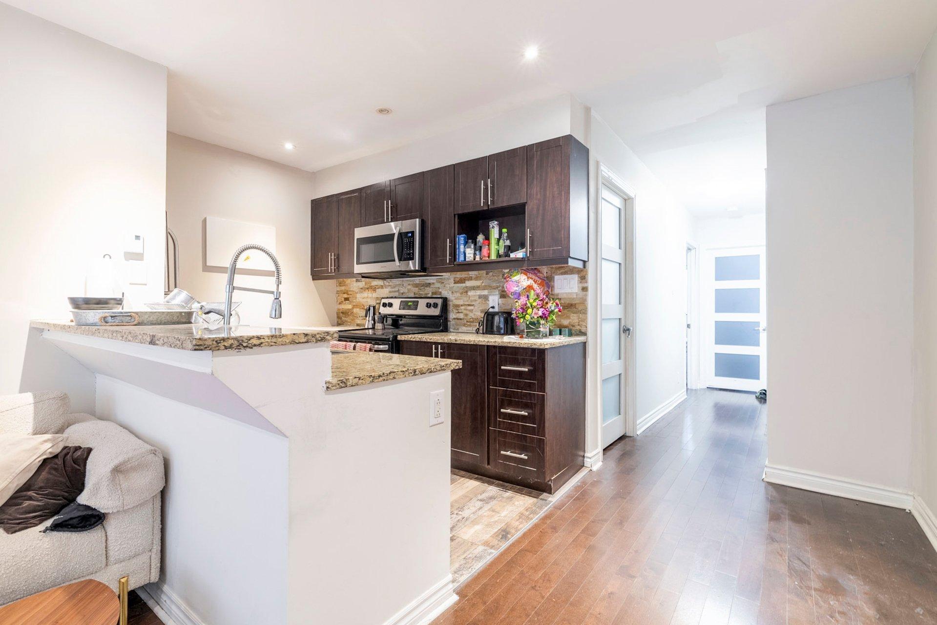 









3552A


Rue St-Dominique

,
Montréal (Le Plateau-Mont-Royal),




QC
H2X2X4

