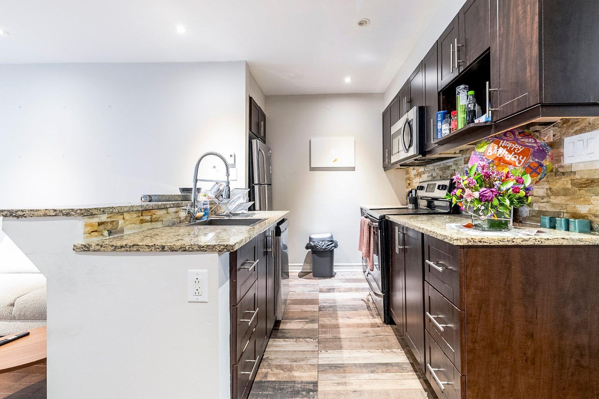 









3552A


Rue St-Dominique

,
Montréal (Le Plateau-Mont-Royal),




QC
H2X2X4


