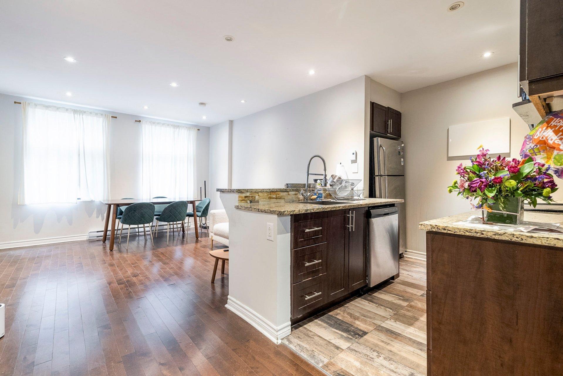 









3552A


Rue St-Dominique

,
Montréal (Le Plateau-Mont-Royal),




QC
H2X2X4

