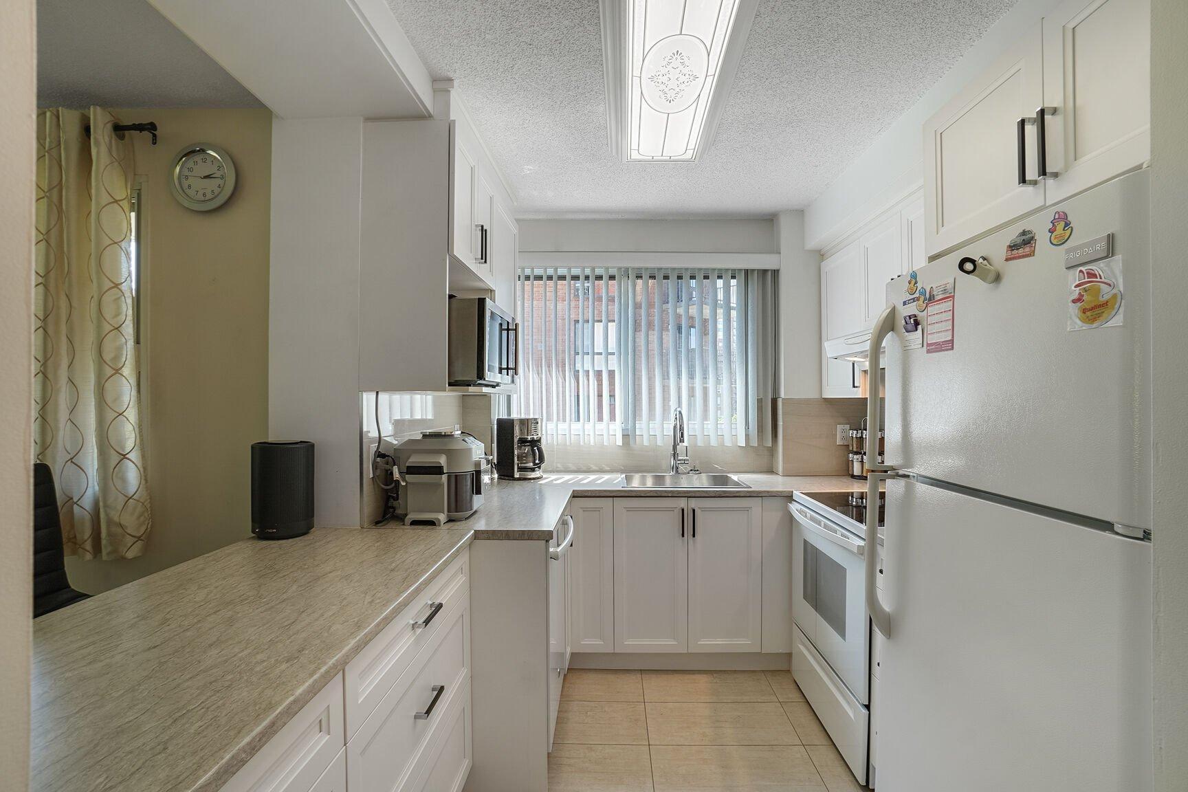 









6851


Boul. des Roseraies

, 405,
Montréal (Anjou),




QC
H1M3N3

