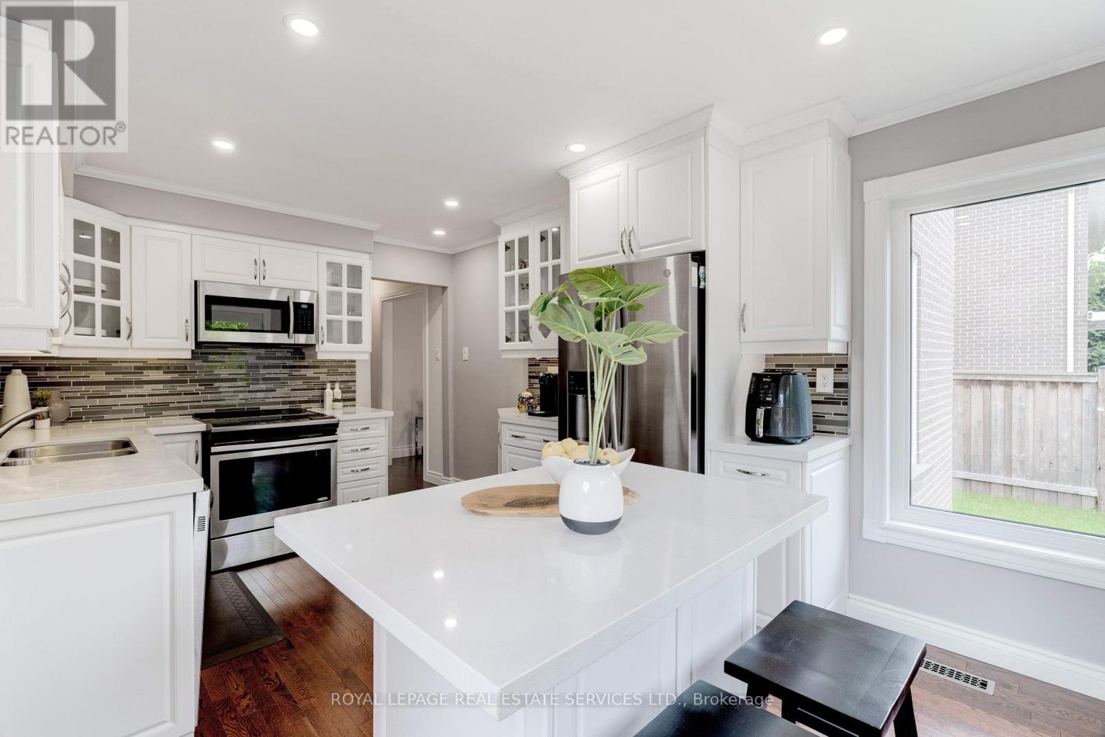 












3097 SWANSEA DRIVE

,
Oakville,




Ontario
L6L6H7

