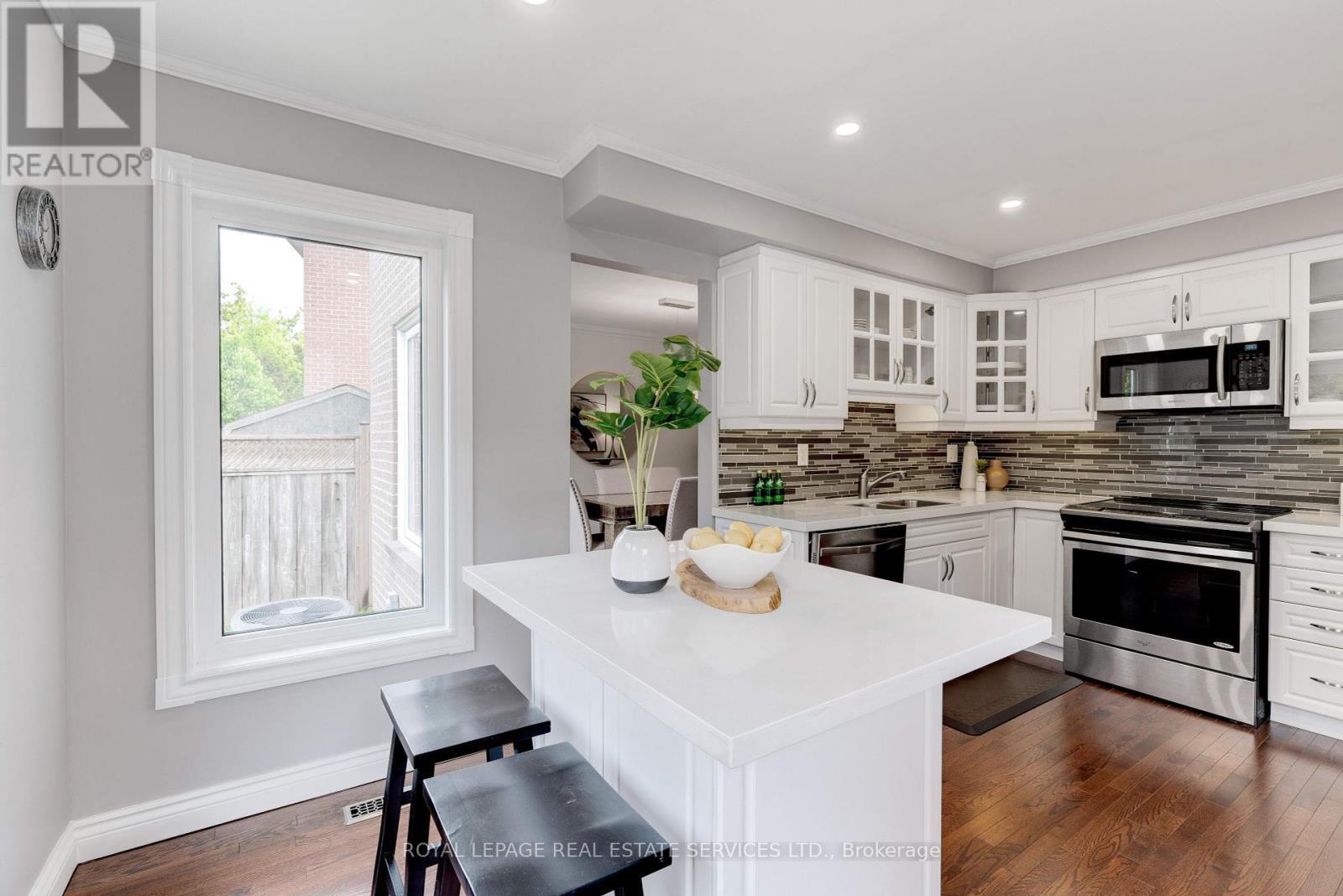 












3097 SWANSEA DRIVE

,
Oakville,




Ontario
L6L6H7

