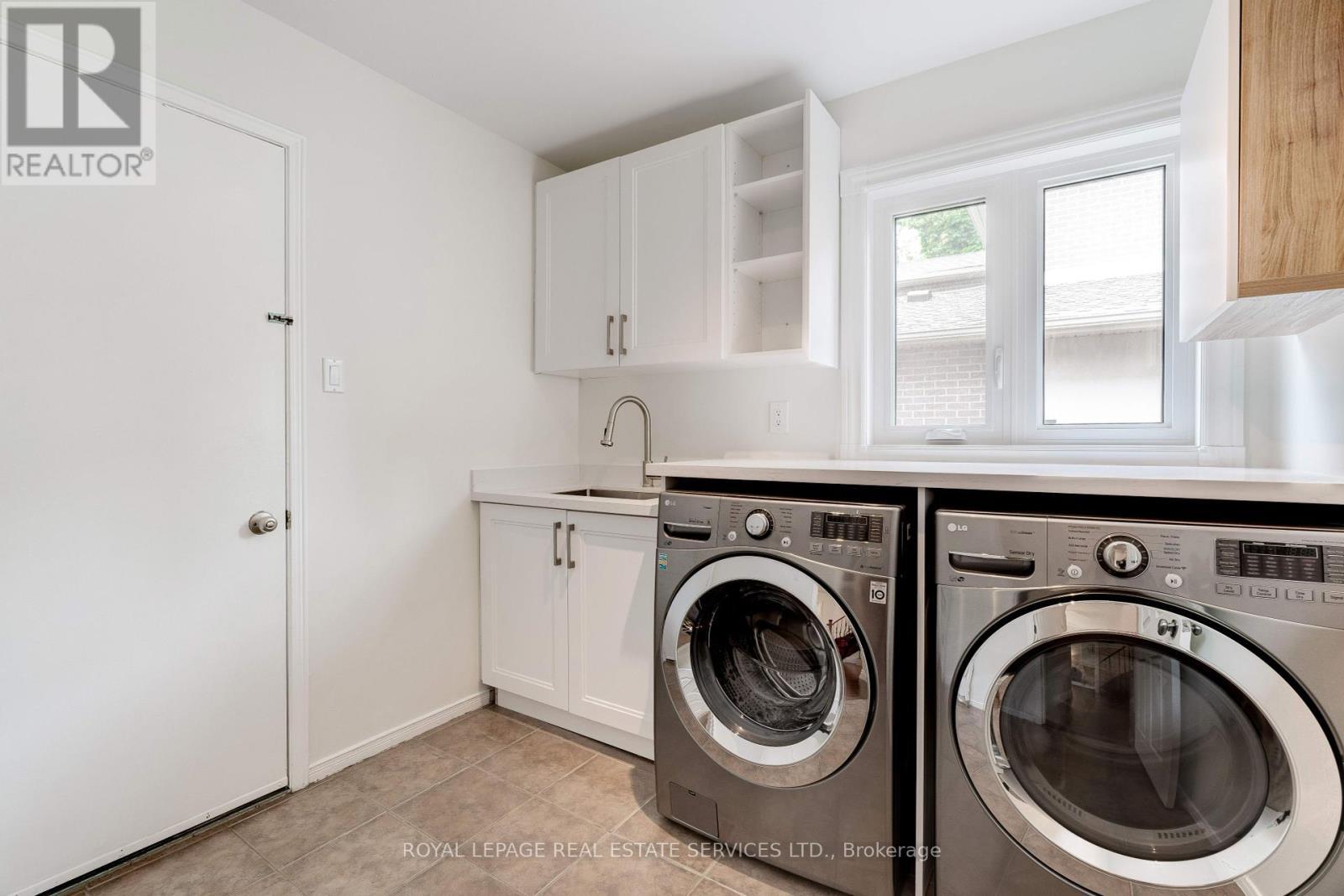 












3097 SWANSEA DRIVE

,
Oakville,




Ontario
L6L6H7

