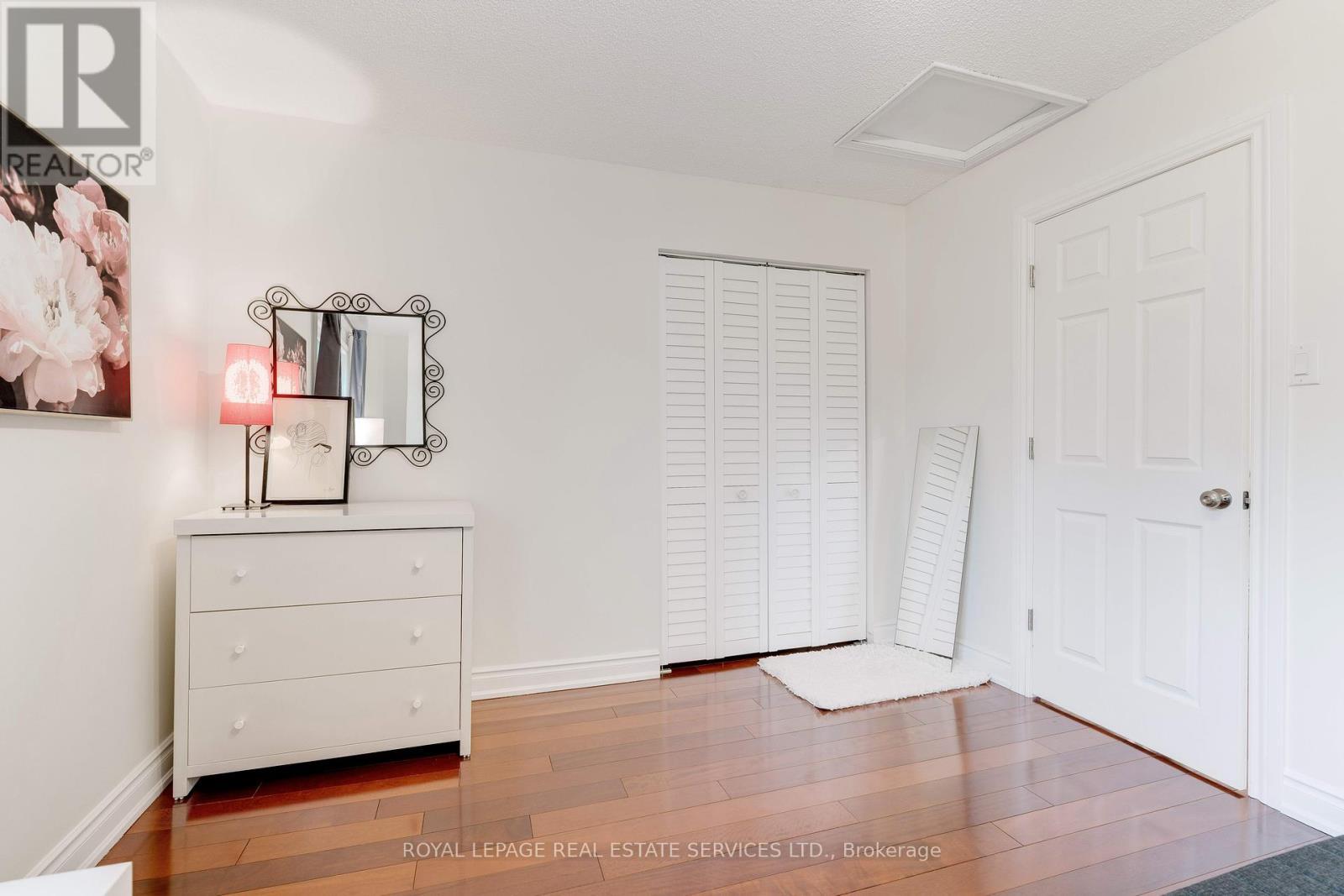 












3097 SWANSEA DRIVE

,
Oakville,




Ontario
L6L6H7

