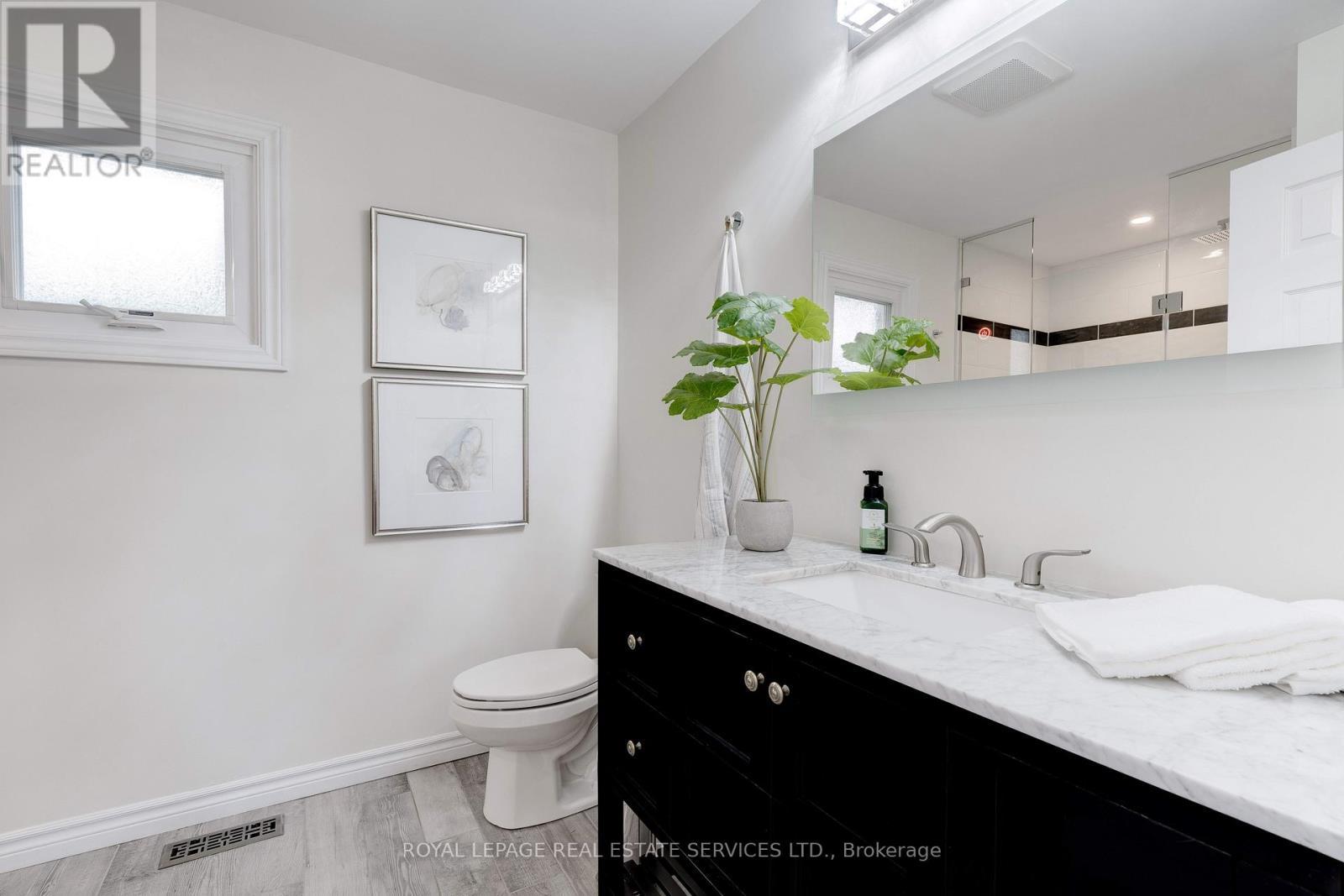 












3097 SWANSEA DRIVE

,
Oakville,




Ontario
L6L6H7

