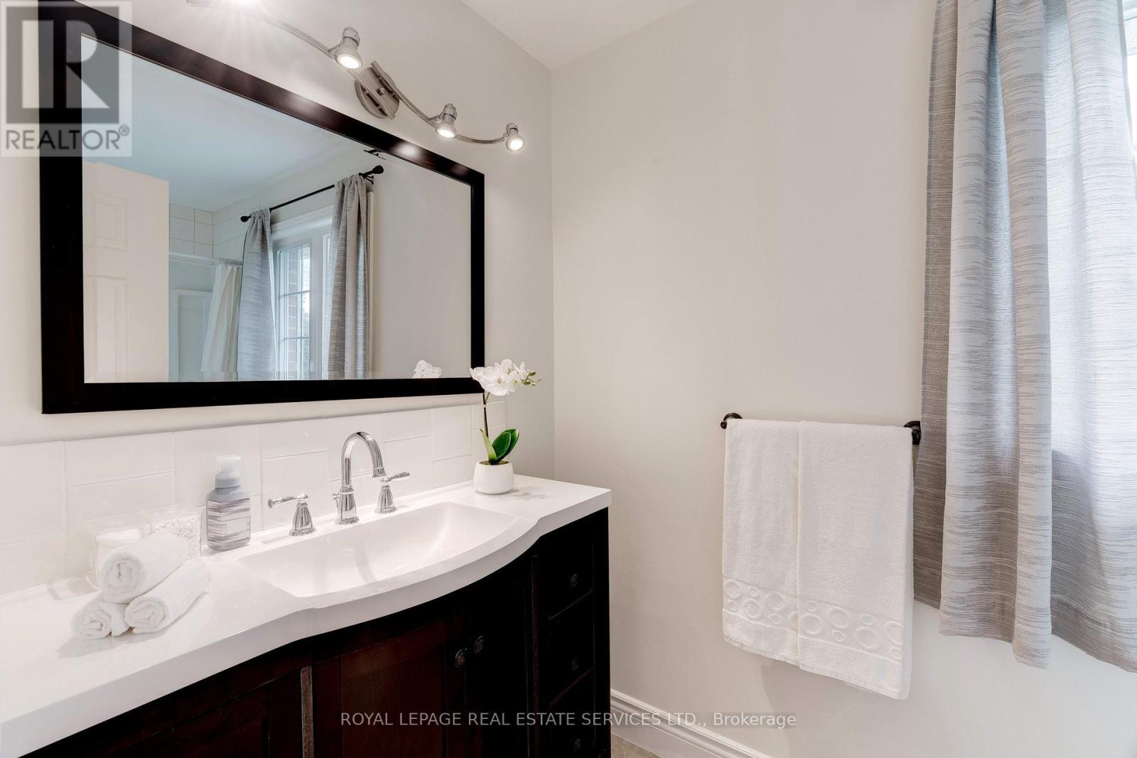 












3097 SWANSEA DRIVE

,
Oakville,




Ontario
L6L6H7

