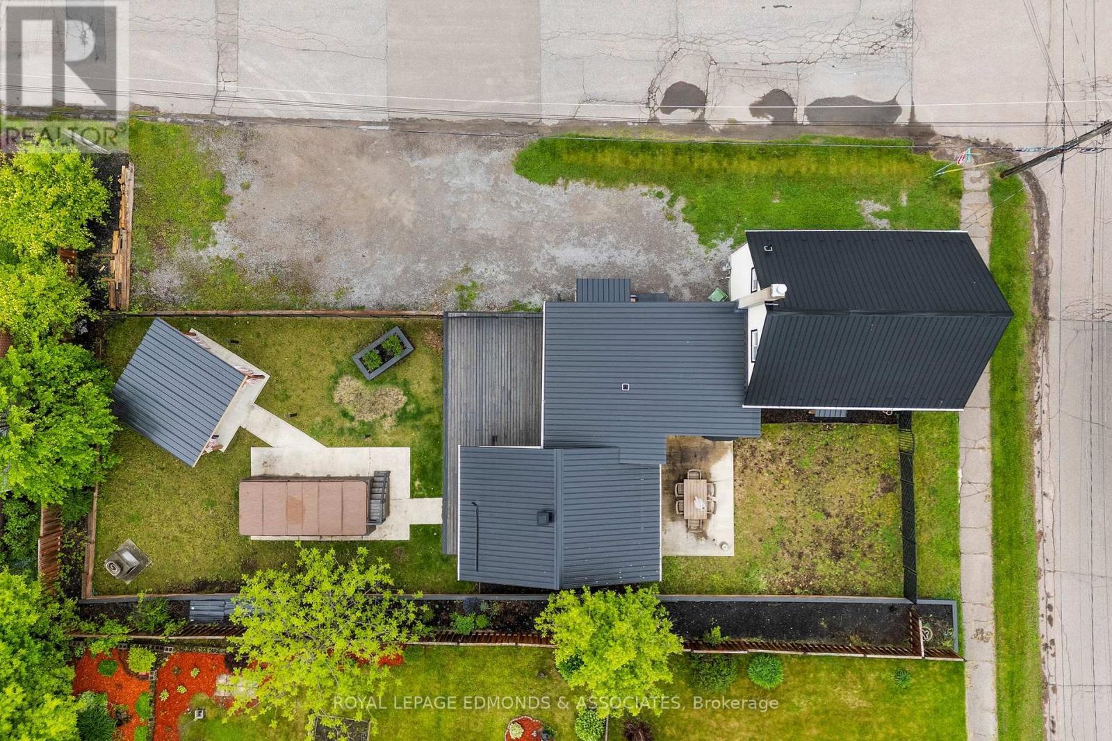 












202 IRVING STREET

,
Pembroke,




Ontario
K8A2S6


