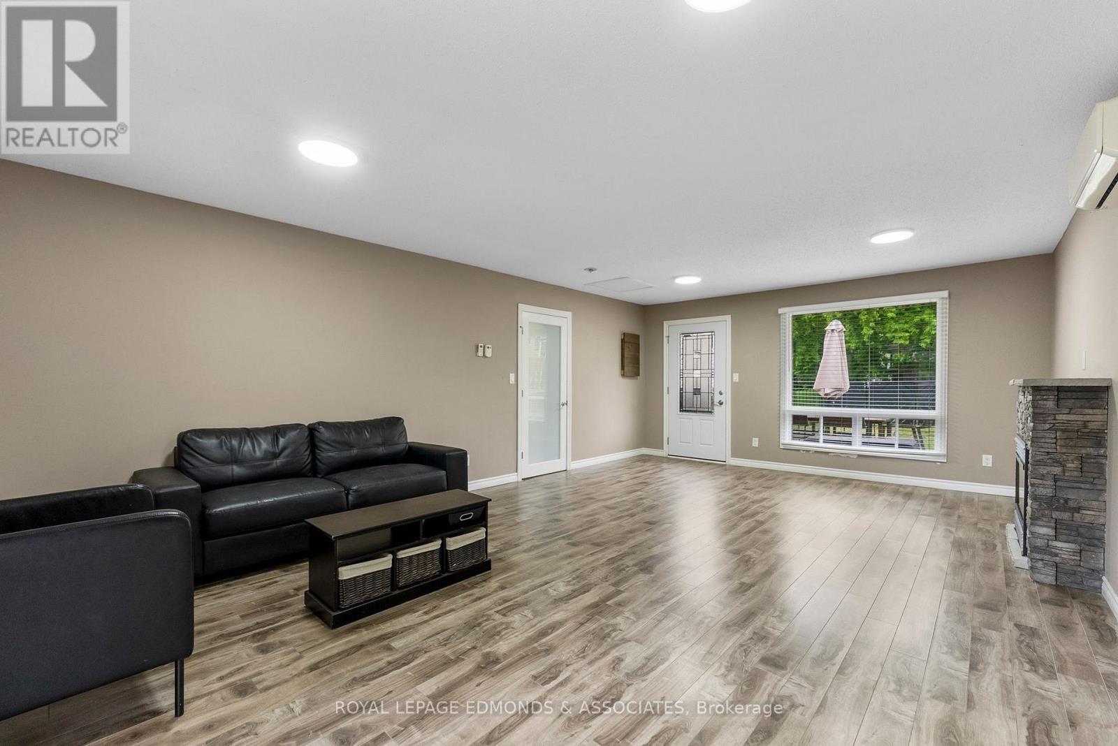 












202 IRVING STREET

,
Pembroke,




Ontario
K8A2S6


