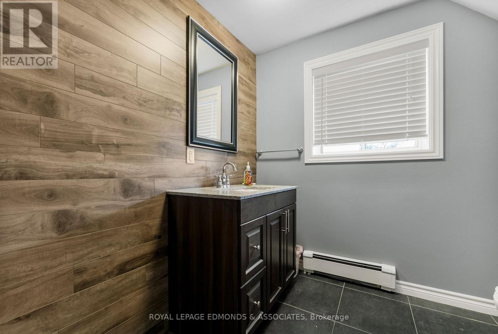 












202 IRVING STREET

,
Pembroke,




Ontario
K8A2S6

