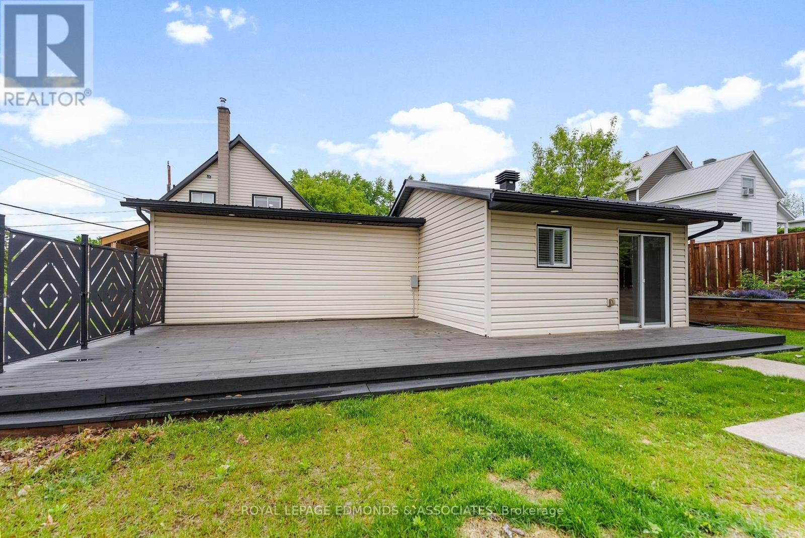 












202 IRVING STREET

,
Pembroke,




Ontario
K8A2S6

