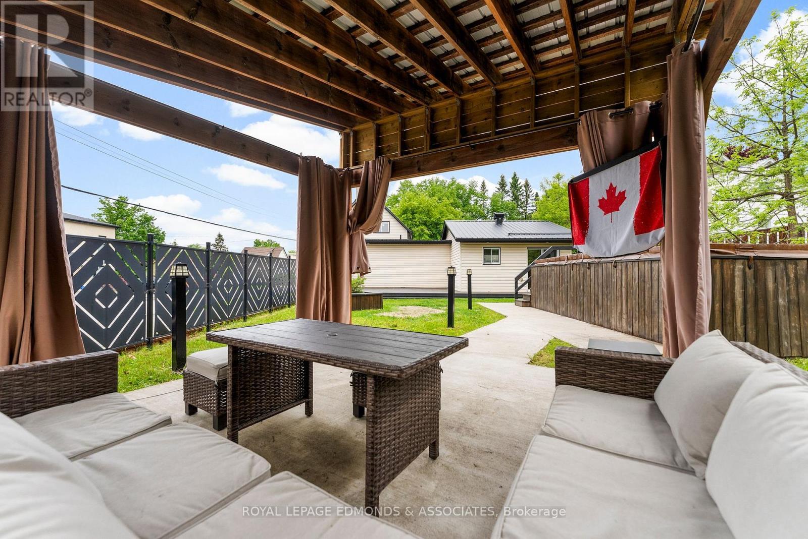 












202 IRVING STREET

,
Pembroke,




Ontario
K8A2S6

