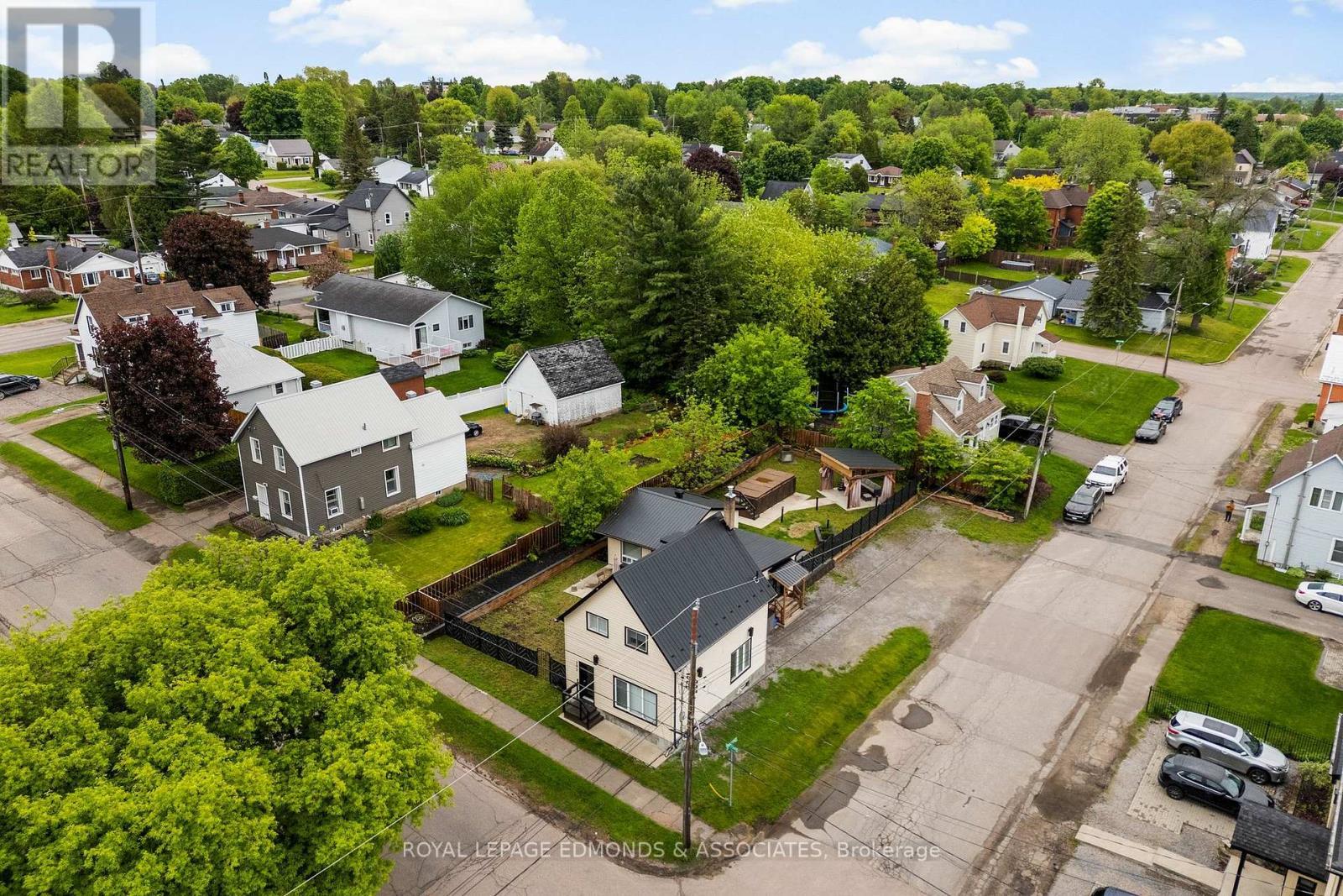 












202 IRVING STREET

,
Pembroke,




Ontario
K8A2S6

