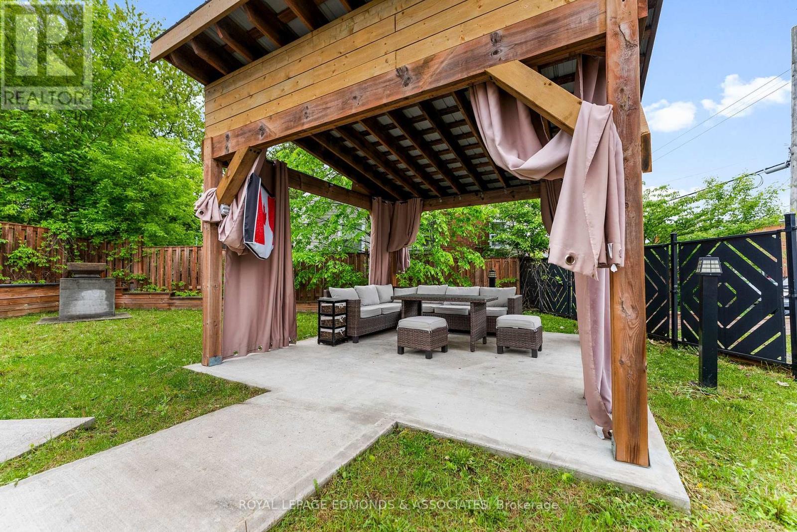 












202 IRVING STREET

,
Pembroke,




Ontario
K8A2S6

