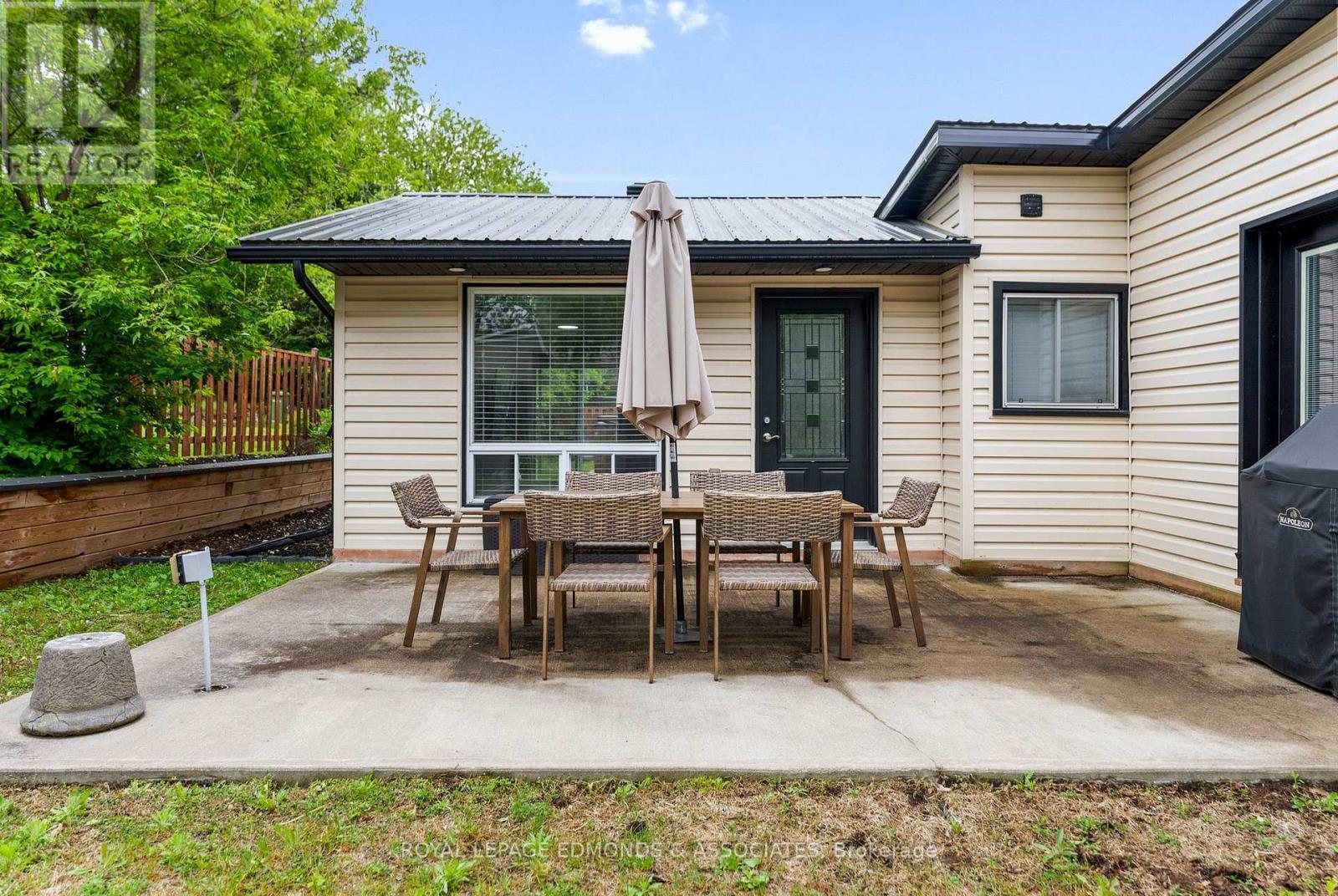 












202 IRVING STREET

,
Pembroke,




Ontario
K8A2S6

