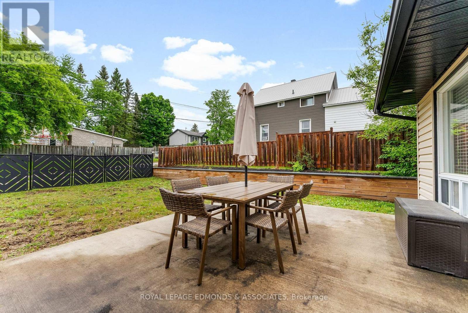 












202 IRVING STREET

,
Pembroke,




Ontario
K8A2S6

