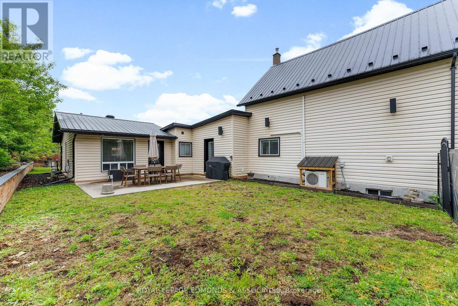 












202 IRVING STREET

,
Pembroke,




Ontario
K8A2S6


