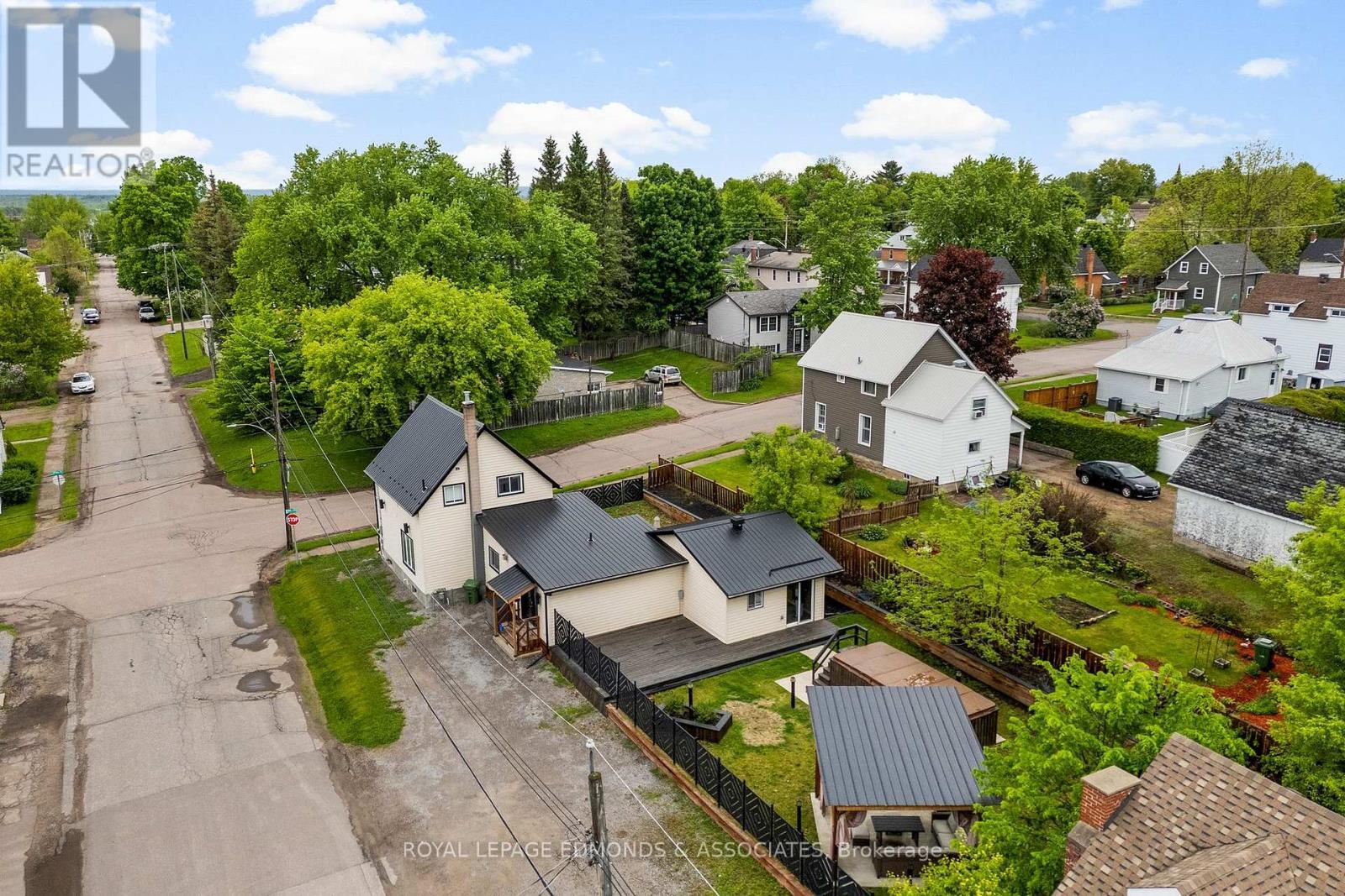 












202 IRVING STREET

,
Pembroke,




Ontario
K8A2S6

