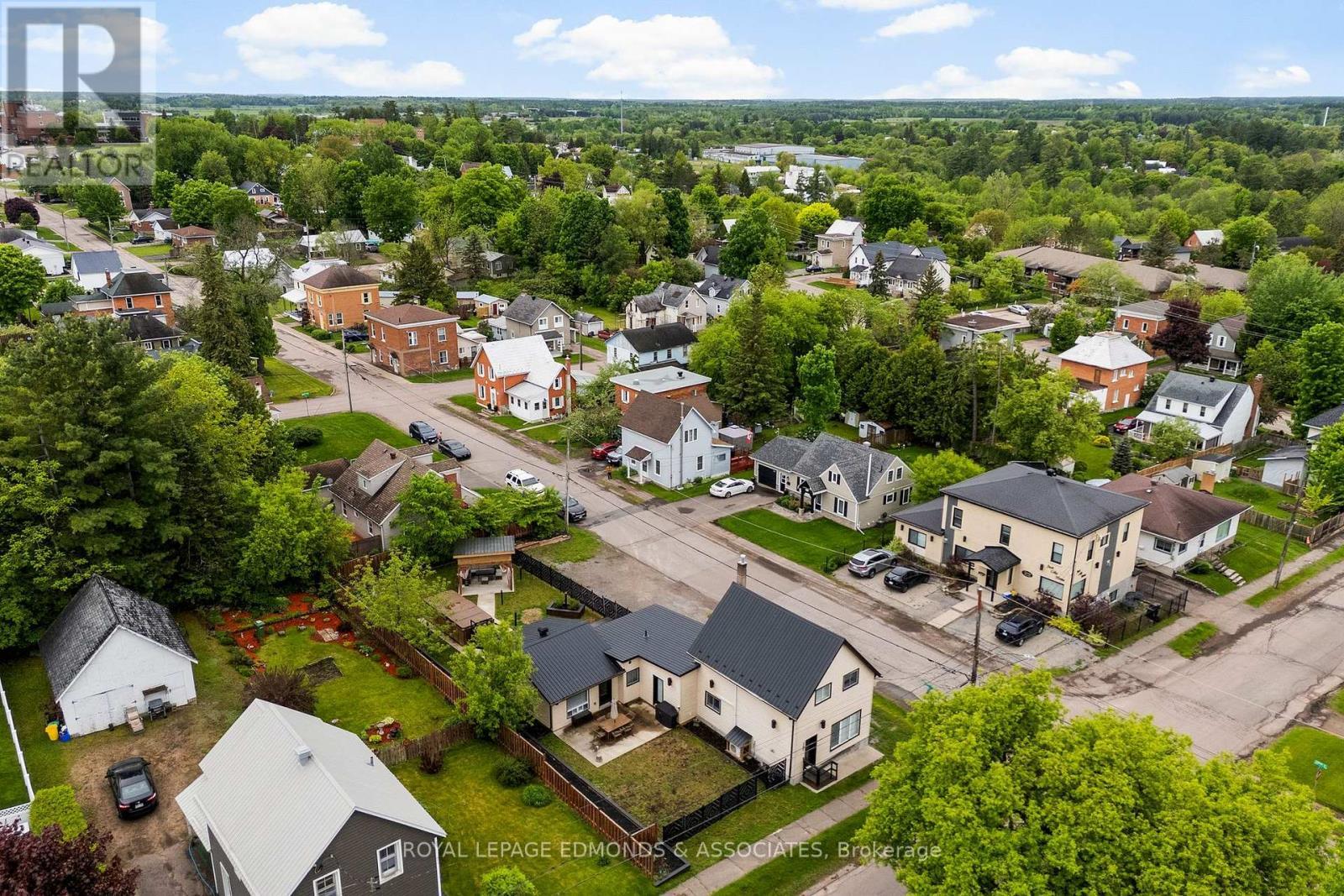 












202 IRVING STREET

,
Pembroke,




Ontario
K8A2S6

