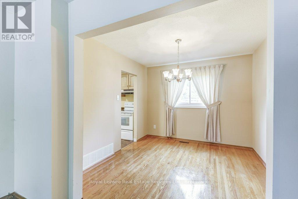 












3121 VICTORIA STREET

,
Oakville (BR Bronte),




Ontario
L6L1K3

