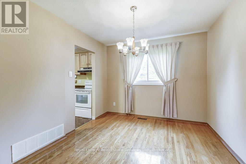 












3121 VICTORIA STREET

,
Oakville (BR Bronte),




Ontario
L6L1K3

