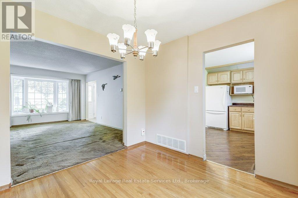 












3121 VICTORIA STREET

,
Oakville (BR Bronte),




Ontario
L6L1K3

