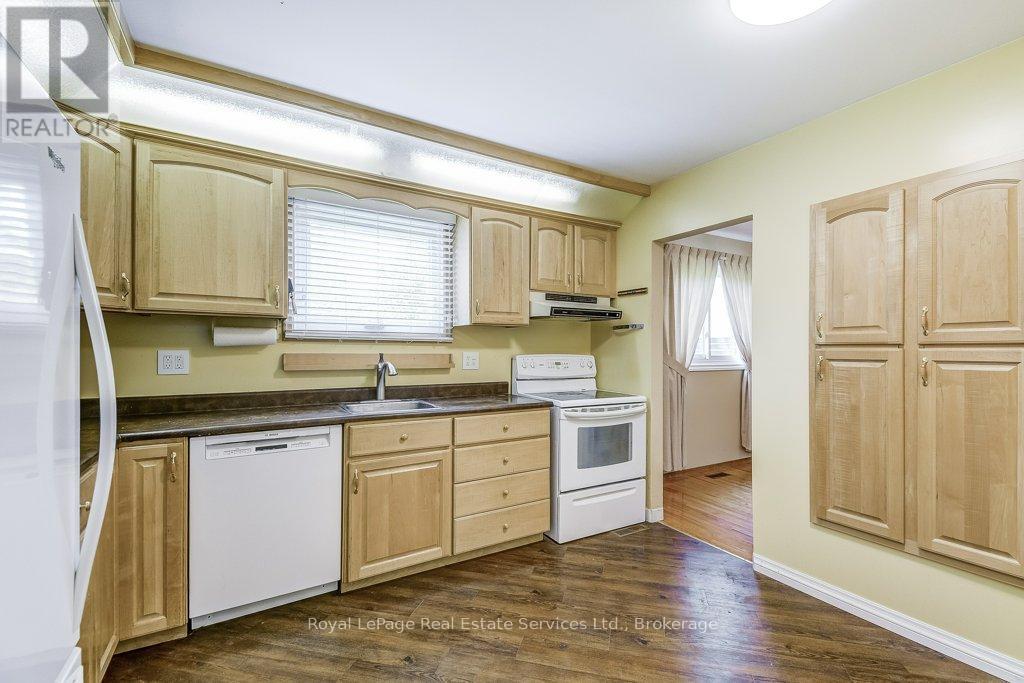 












3121 VICTORIA STREET

,
Oakville (BR Bronte),




Ontario
L6L1K3

