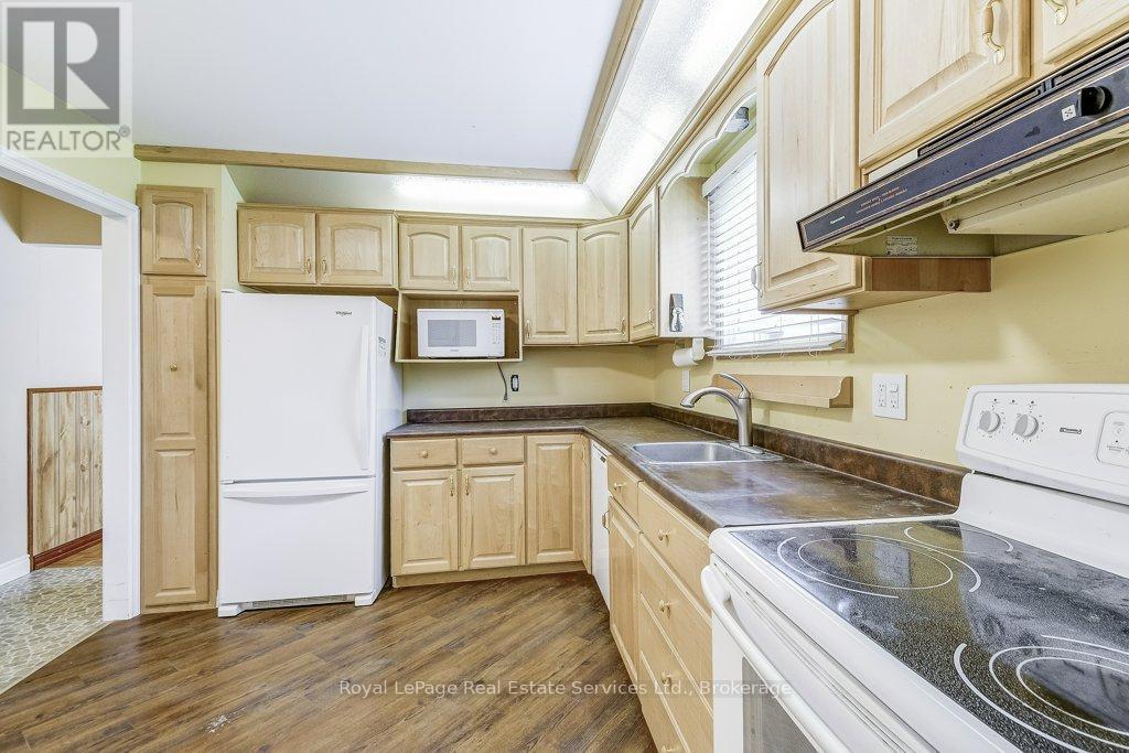












3121 VICTORIA STREET

,
Oakville (BR Bronte),




Ontario
L6L1K3

