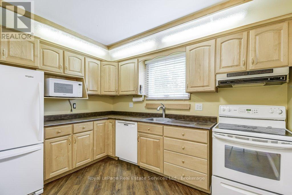 












3121 VICTORIA STREET

,
Oakville (BR Bronte),




Ontario
L6L1K3

