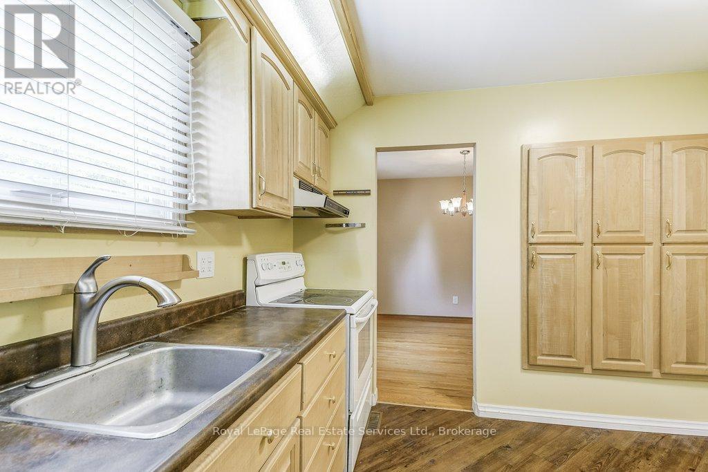 












3121 VICTORIA STREET

,
Oakville (BR Bronte),




Ontario
L6L1K3

