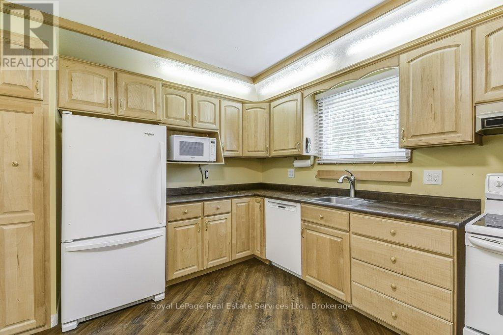 












3121 VICTORIA STREET

,
Oakville (BR Bronte),




Ontario
L6L1K3


