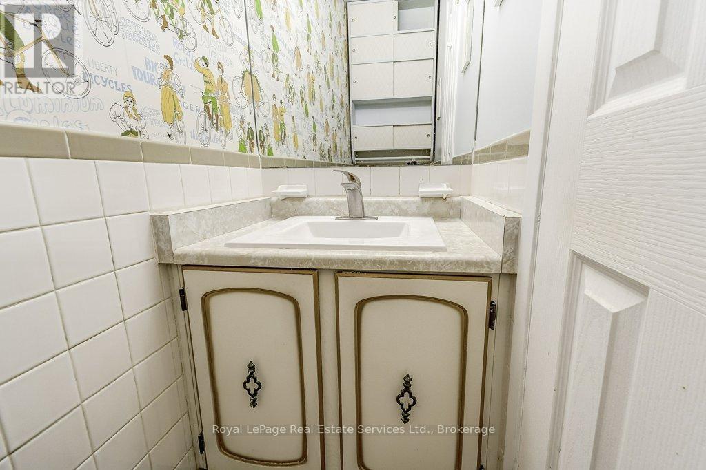 












3121 VICTORIA STREET

,
Oakville (BR Bronte),




Ontario
L6L1K3

