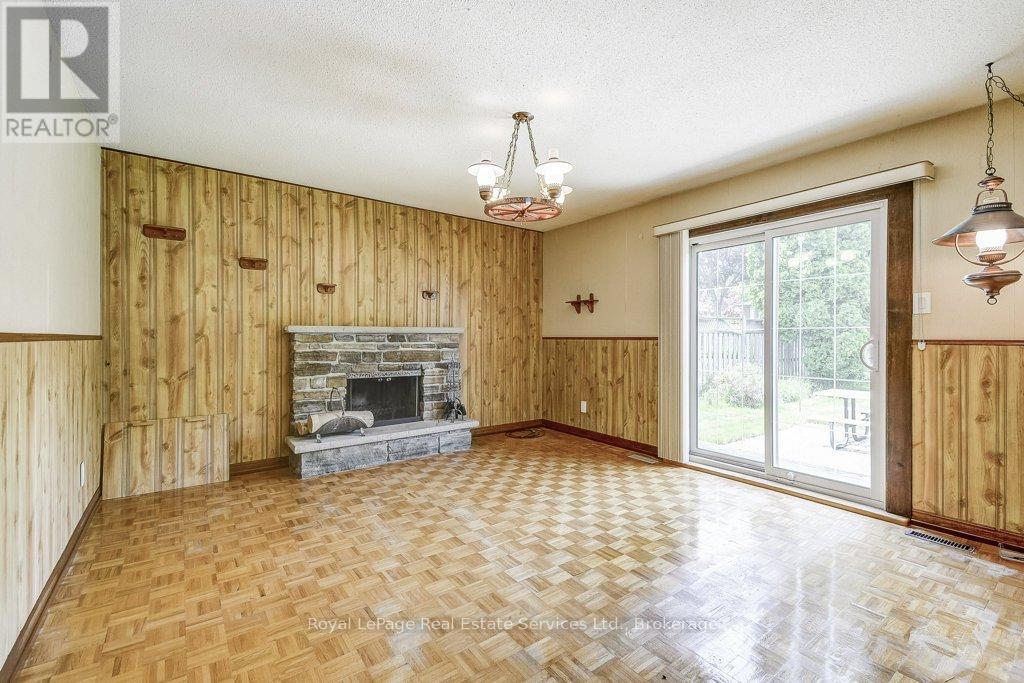 












3121 VICTORIA STREET

,
Oakville (BR Bronte),




Ontario
L6L1K3

