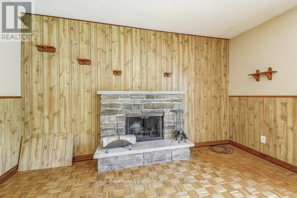 












3121 VICTORIA STREET

,
Oakville (BR Bronte),




Ontario
L6L1K3

