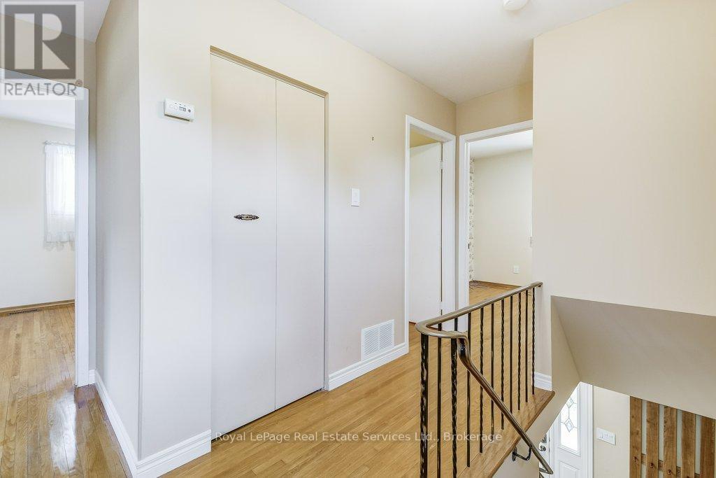 












3121 VICTORIA STREET

,
Oakville (BR Bronte),




Ontario
L6L1K3

