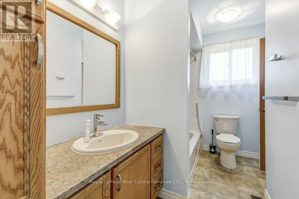 












3121 VICTORIA STREET

,
Oakville (BR Bronte),




Ontario
L6L1K3

