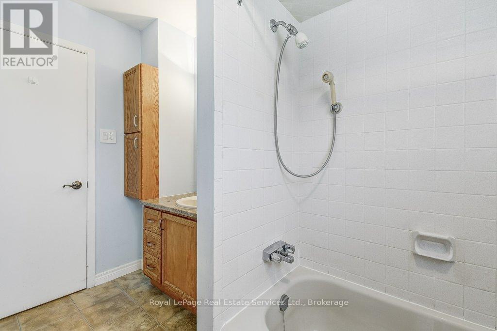 












3121 VICTORIA STREET

,
Oakville (BR Bronte),




Ontario
L6L1K3

