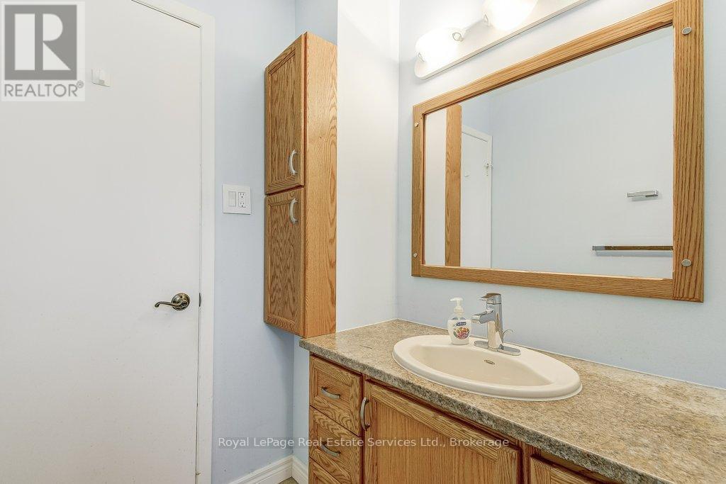 












3121 VICTORIA STREET

,
Oakville (BR Bronte),




Ontario
L6L1K3

