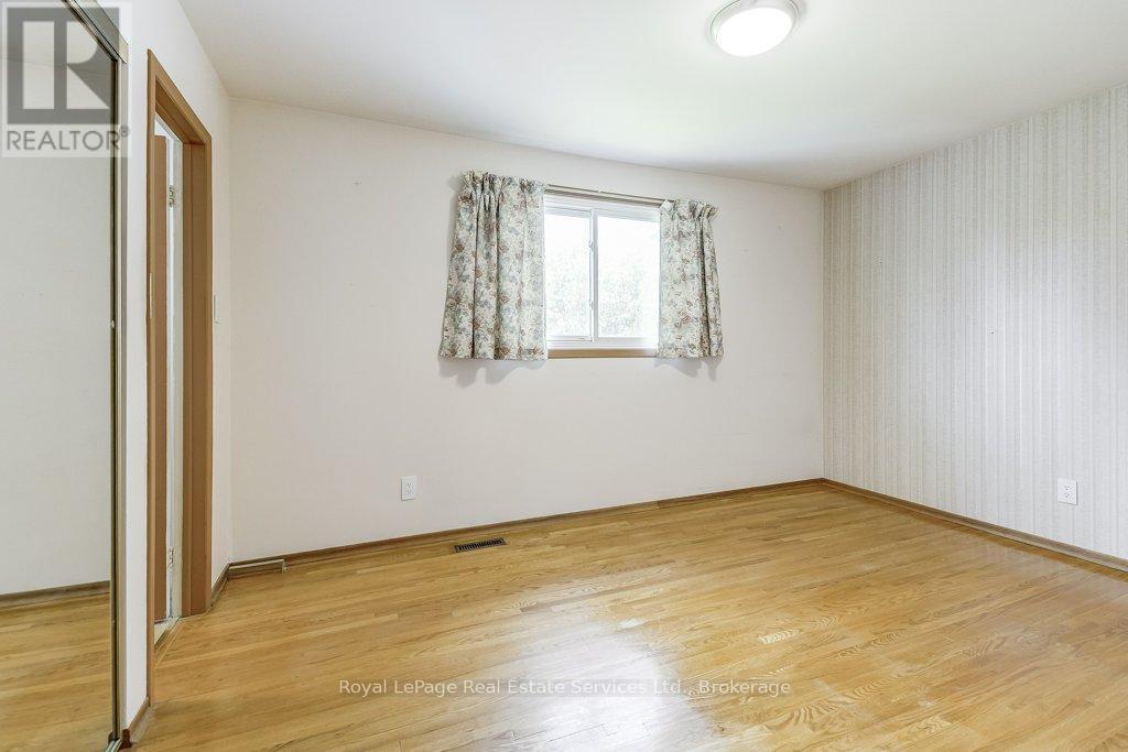 












3121 VICTORIA STREET

,
Oakville (BR Bronte),




Ontario
L6L1K3


