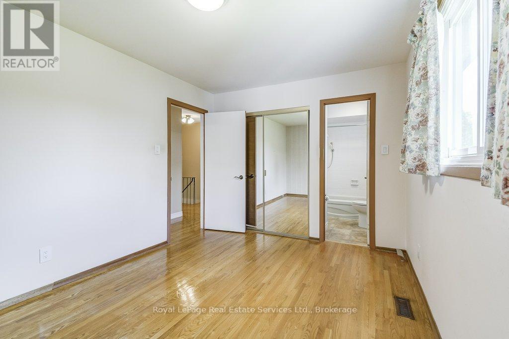 












3121 VICTORIA STREET

,
Oakville (BR Bronte),




Ontario
L6L1K3


