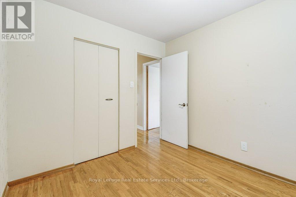












3121 VICTORIA STREET

,
Oakville (BR Bronte),




Ontario
L6L1K3

