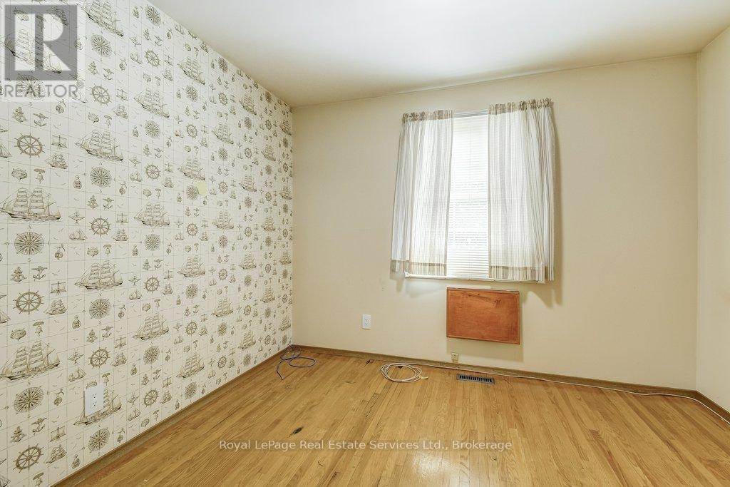 












3121 VICTORIA STREET

,
Oakville (BR Bronte),




Ontario
L6L1K3

