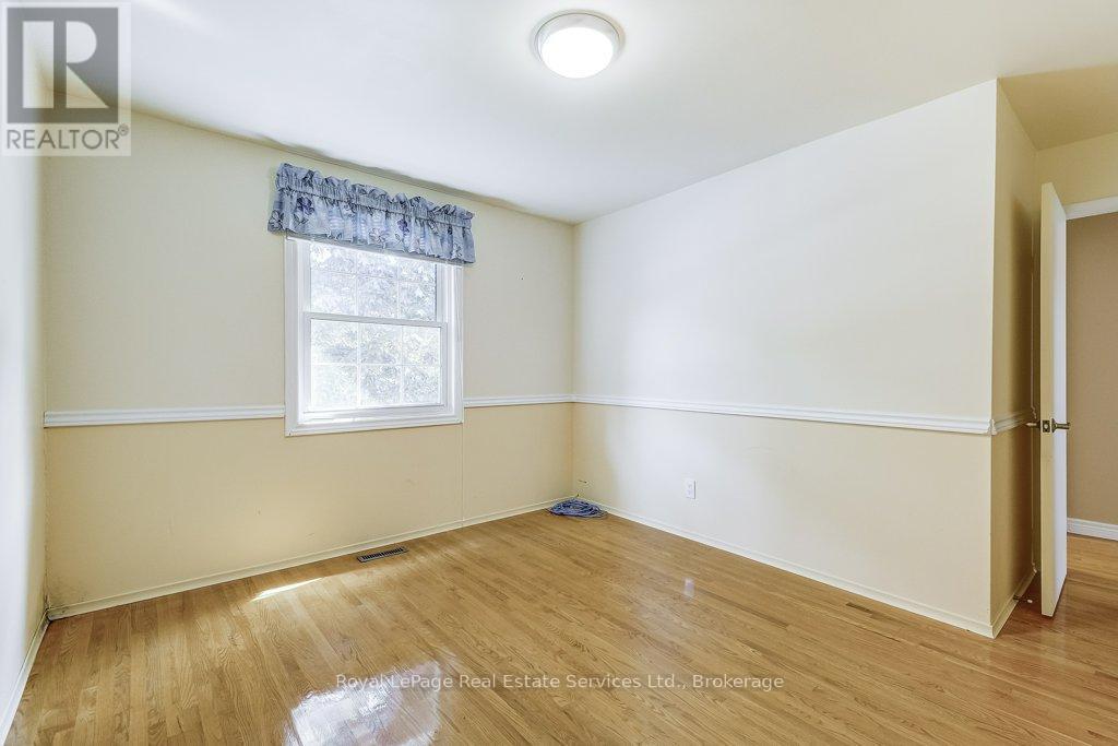 












3121 VICTORIA STREET

,
Oakville (BR Bronte),




Ontario
L6L1K3

