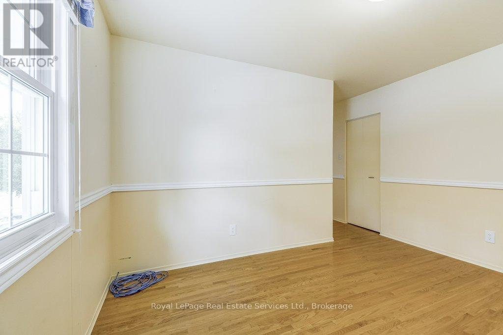 












3121 VICTORIA STREET

,
Oakville (BR Bronte),




Ontario
L6L1K3

