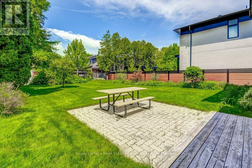 












3121 VICTORIA STREET

,
Oakville (BR Bronte),




Ontario
L6L1K3

