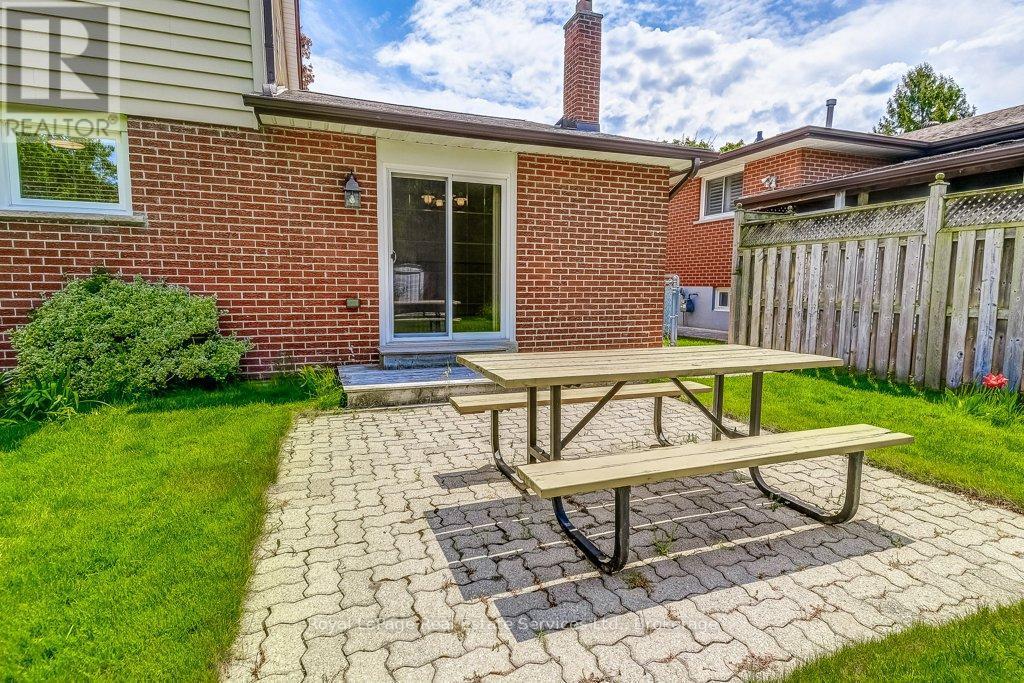 












3121 VICTORIA STREET

,
Oakville (BR Bronte),




Ontario
L6L1K3

