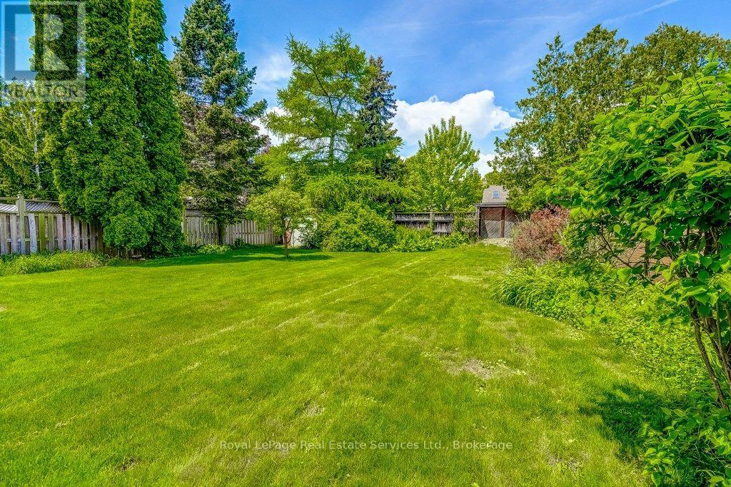 












3121 VICTORIA STREET

,
Oakville (BR Bronte),




Ontario
L6L1K3

