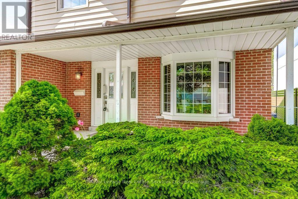 












3121 VICTORIA STREET

,
Oakville (BR Bronte),




Ontario
L6L1K3

