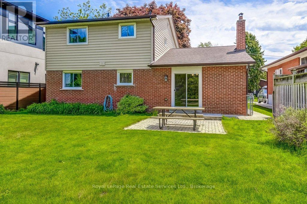 












3121 VICTORIA STREET

,
Oakville (BR Bronte),




Ontario
L6L1K3

