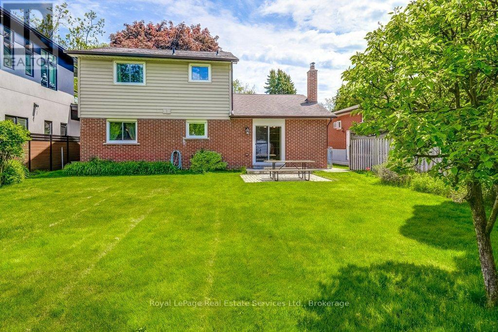 












3121 VICTORIA STREET

,
Oakville (BR Bronte),




Ontario
L6L1K3

