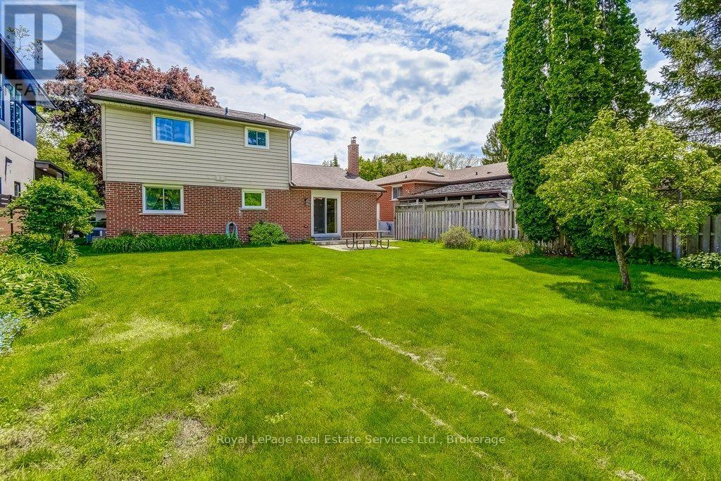 












3121 VICTORIA STREET

,
Oakville (BR Bronte),




Ontario
L6L1K3

